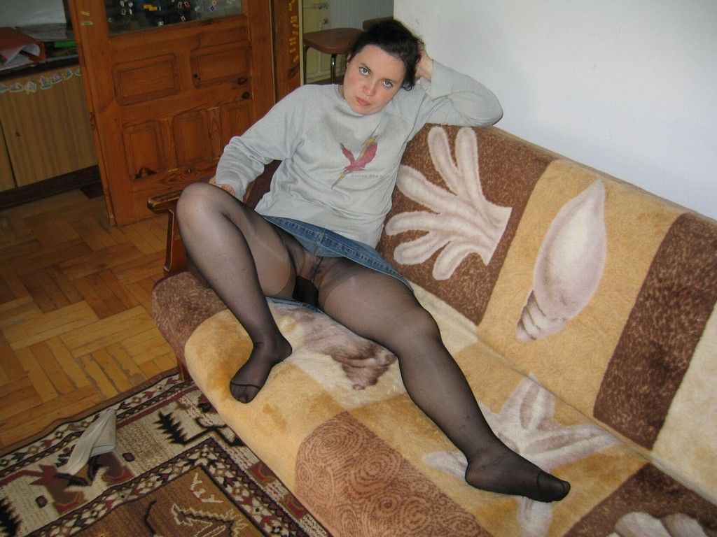 Candid photos of amateurs in pantyhose.